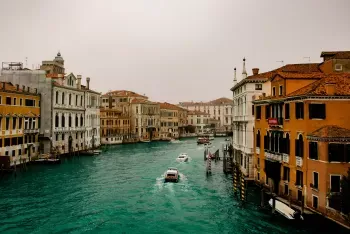 Italia in Inglese: Un Epico Viaggio Attraverso la Terra dei Sogni, Storia e Trionfi Artistici