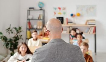 Wie Sie Ihr Englischniveau verbessern und fließend sprechen können