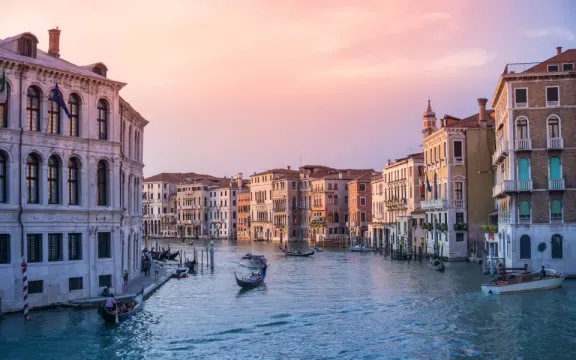 Dévoiler la beauté de l&#39;Italie : un guide pour explorer le pays en anglais.