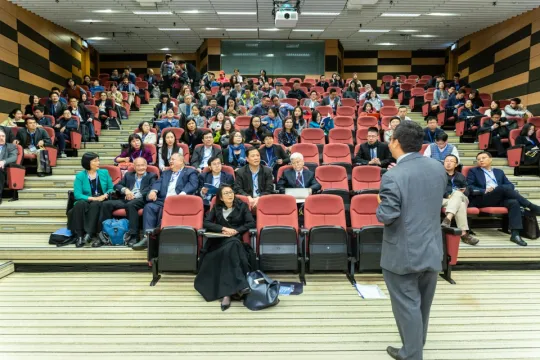 직접 및 간접 연설: 차이점 이해 및 사용 방법