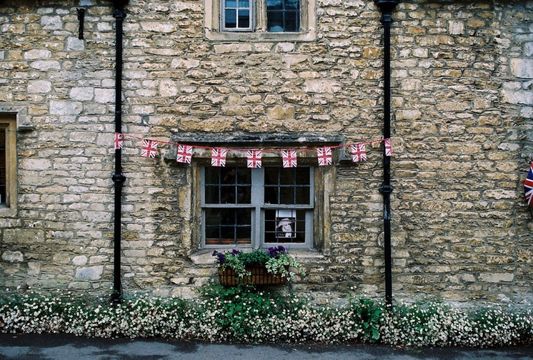 Entdecken Sie den Charme eines englischen Urlaubs: eine Reise durch idyllische Landschaften, historische Schlösser und charmante englische Pubs